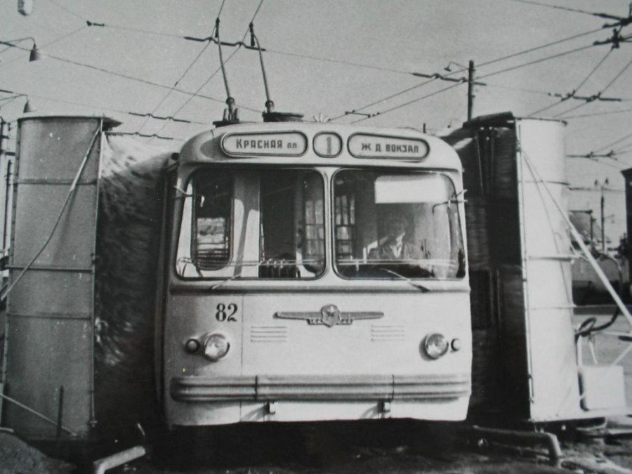 троллейбус на мойке в депо №1