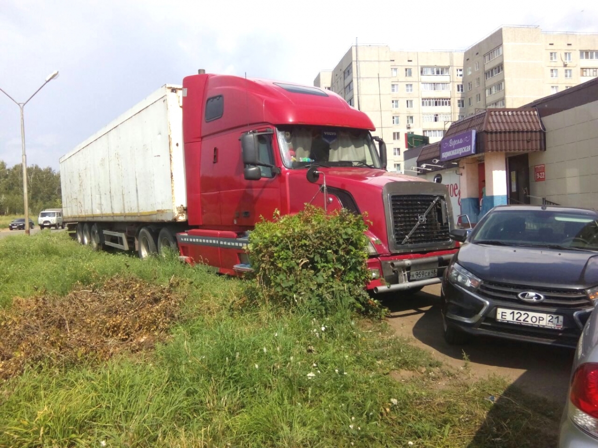 Фото: В Новочебоксарске фура въехала в припаркованные легковушки