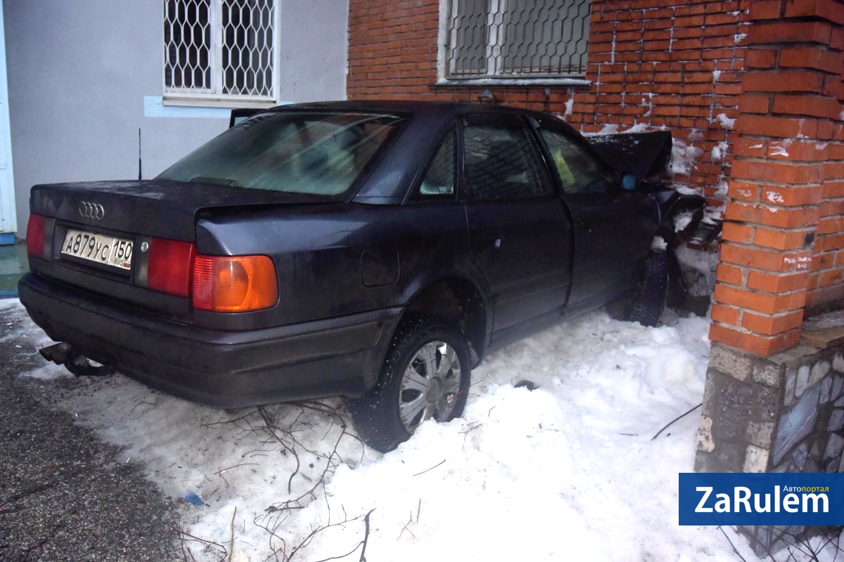 В Чебоксарах пьяный водитель на «Ауди» влетел в жилой дом - Чебоксары