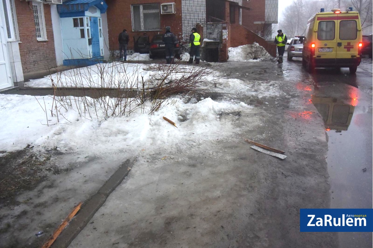 В Чебоксарах пьяный водитель на «Ауди» влетел в жилой дом - Чебоксары