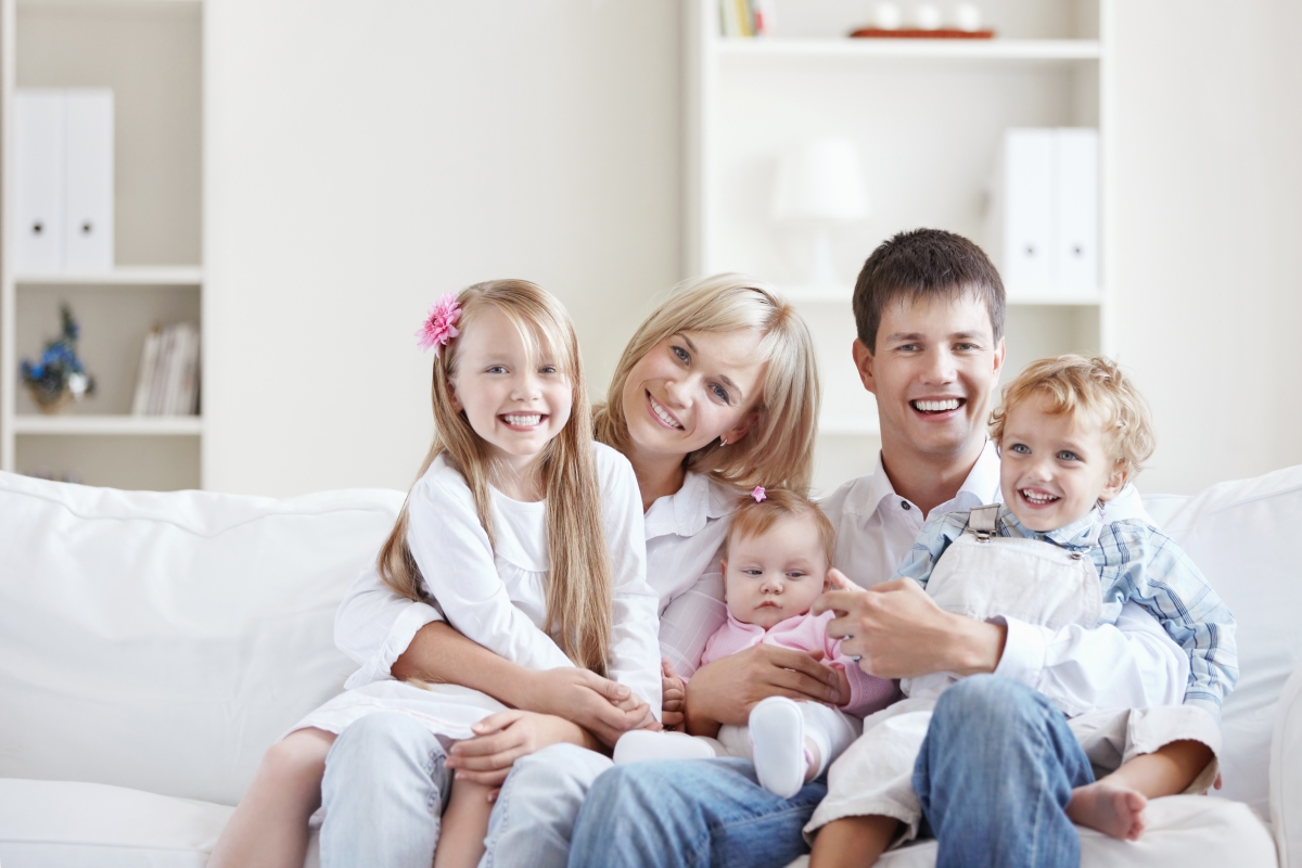 Мир многодетных семей. Многодетная семья. Семья с тремя детьми. Семейная фотосессия в квартире. Счастливая многодетная семья.