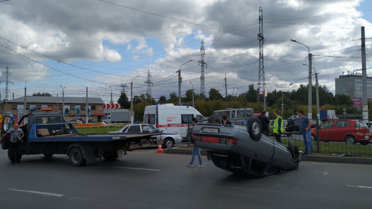 Десятка» перевернулась на крышу на кольце у «Керека» - Чебоксары