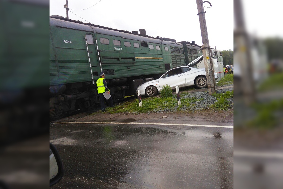 Новости переехали. Теплавоз сивает АВТАМАБИЛЬ. Теплавоз сбил вавтамабиль.