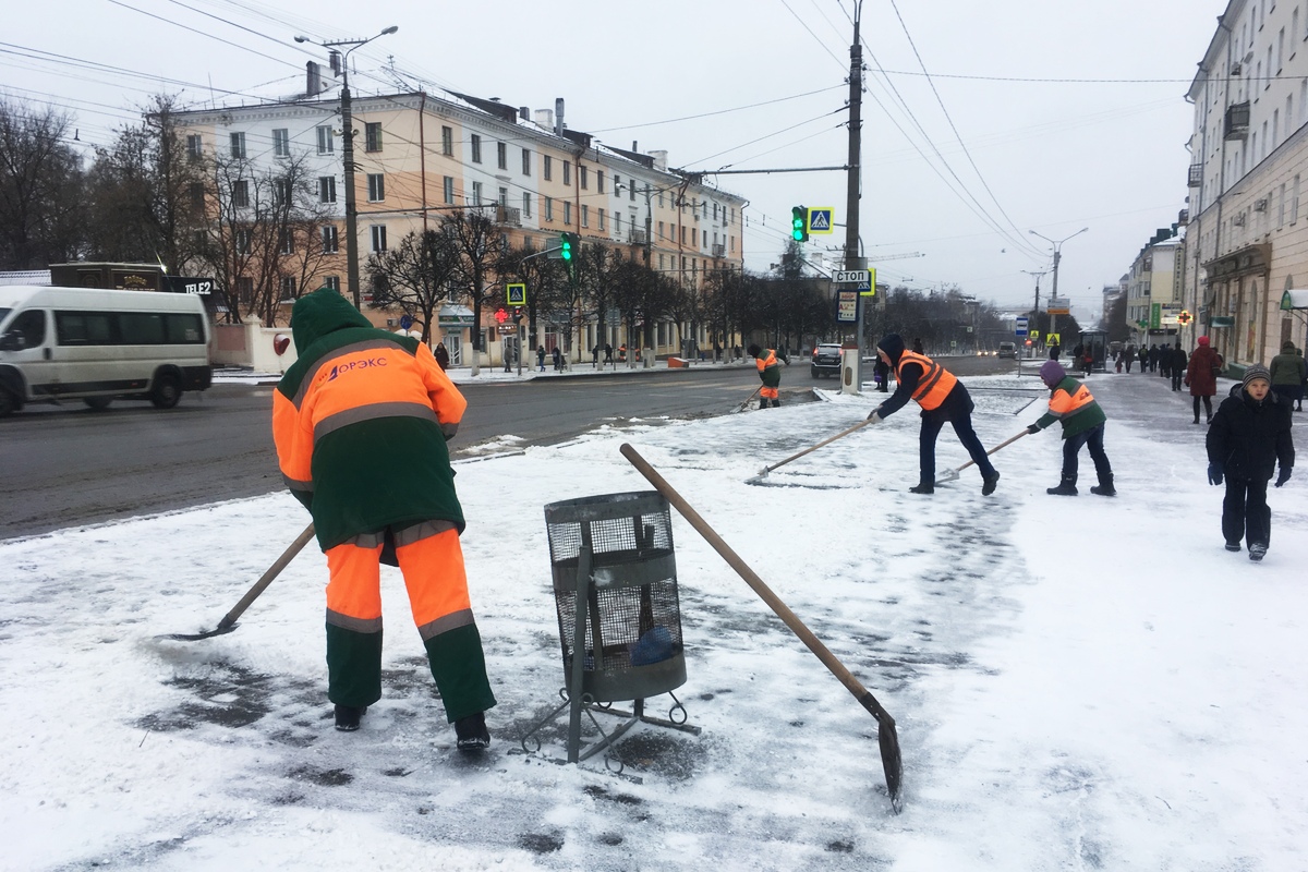 на улице в барнауле есть гололёд. дорожники зимой. дорожная служба тюмень. дорожники посыпают дорогу. посыпают песком.