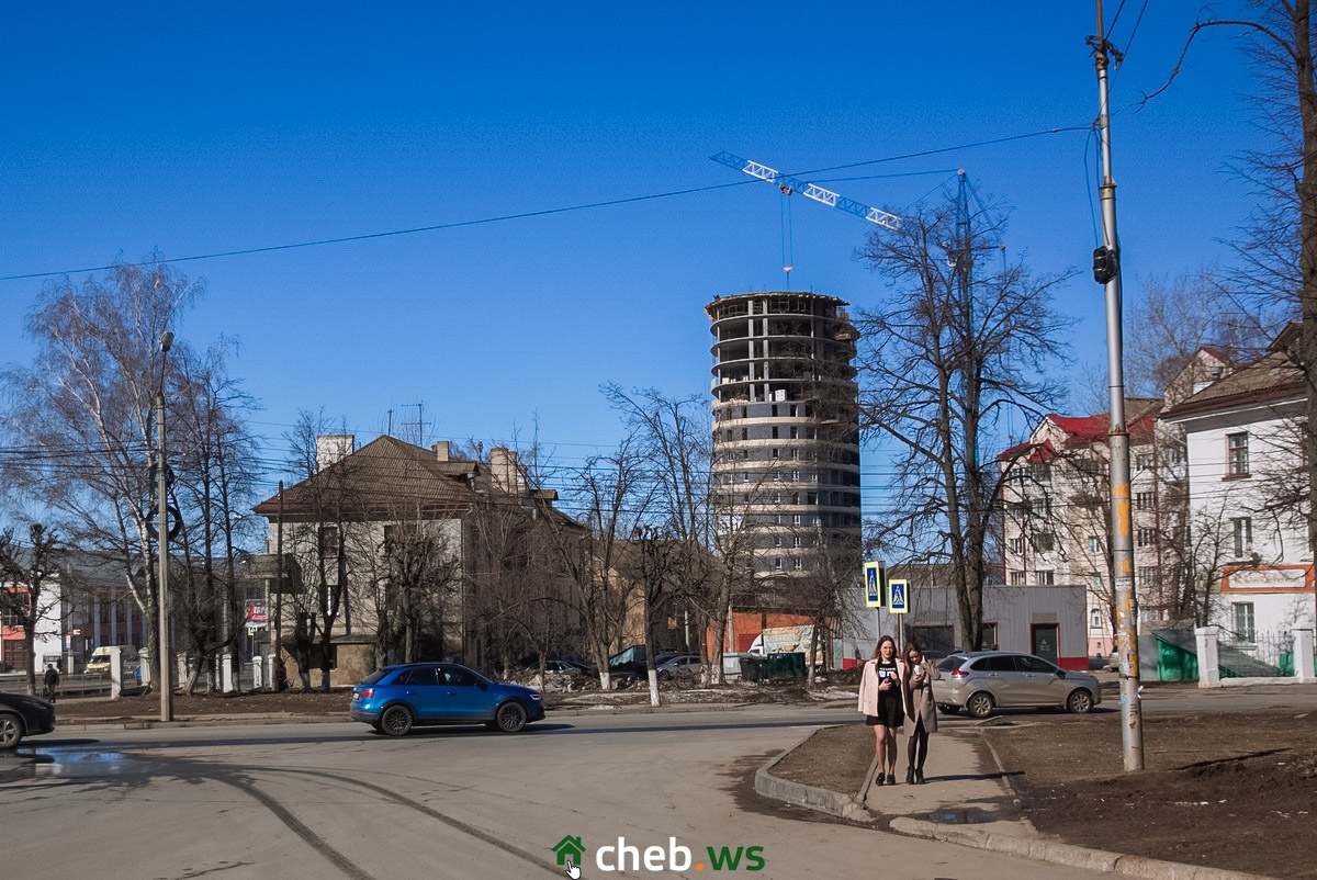 Высотки нависают над малоэтажками Высотки нависают над малоэтажками